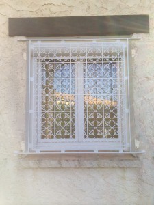 grille de fenêtre motif découpé au Lazer