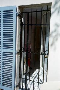 grille de porta fenêtre en acier. 