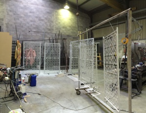 préparation des grilles dans l'atelier