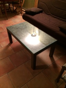 table basse en acier et verre